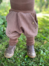 Lade das Bild in den Galerie-Viewer, Fischgräthose Bio Jacquard Sweat Hose Hellbraun Uni Taschen Mitwachshose
