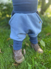 Lade das Bild in den Galerie-Viewer, BIO SOFT SWEAT HOSE Jeansblau/gestreift Uni Taschen Mitwachsend