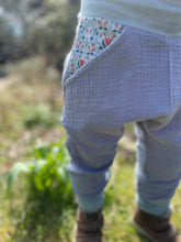 Lade das Bild in den Galerie-Viewer, MUSSELIN-HOSE Hellblau/Mint Blumenranke