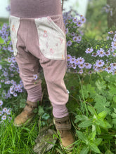 Lade das Bild in den Galerie-Viewer, CORDNICKY-HOSE ALTROSA KÄFERLINGE
