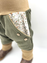 Lade das Bild in den Galerie-Viewer, Hose für Kinder und Babys Cord Khaki mit Blümchen Taschen