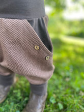 Lade das Bild in den Galerie-Viewer, Fischgräthose Bio Jacquard Sweat Hose Hellbraun/Braun Uni Taschen Mitwachshose