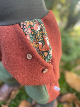 Lade das Bild in den Galerie-Viewer, WOLLWALK-HOSE Rost/Khaki Fuchs Igel Eule Taschen Kniepatches