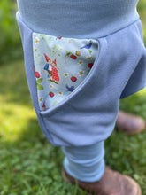 Lade das Bild in den Galerie-Viewer, BIO SOFT SWEAT HOSE Jeansblau Pippa und Pelle Taschen Mitwachsend