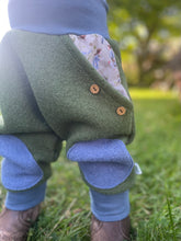 Lade das Bild in den Galerie-Viewer, WOLLWALK-HOSE Khaki/Jensblau glückliche Hühner Taschen Kniepatches