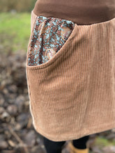 Lade das Bild in den Galerie-Viewer, Bio Cord Rock Damen Haselnuss/Hellbraun mit Siebenschläfer Taschen mit oder ohne Haarband