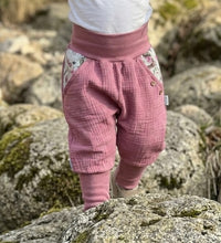 Lade das Bild in den Galerie-Viewer, Musselin-Hose Altrosa Hase Eichhörnchen Taschen