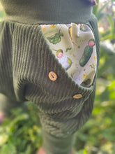 Lade das Bild in den Galerie-Viewer, CORDNICKY-H0SE CORD Khaki Gemüse Gurke Mais