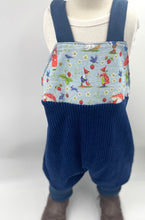 Lade das Bild in den Galerie-Viewer, Latzhose für Kinder und Babys Cord Marine Blau mit Pippa und Pelle