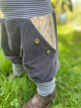 Lade das Bild in den Galerie-Viewer, CORDNICKY-H0SE CORD Grau Fächer Muster Senf