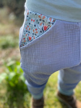 Lade das Bild in den Galerie-Viewer, MUSSELIN-HOSE Hellblau/Mint Blumenranke