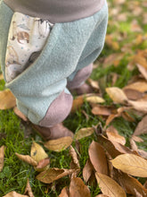 Lade das Bild in den Galerie-Viewer, WOLLWALK-HOSE Mint/Grau Eisbär Pinguin Robbe Taschen Kniepatches