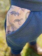 Lade das Bild in den Galerie-Viewer, SWEAT-HOSE BLAU Dinosaurier Mitwachsend