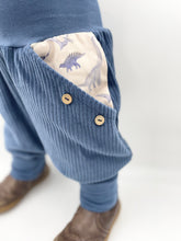 Lade das Bild in den Galerie-Viewer, Hose für Kinder und Babys Cord Blau mit Dinosaurier Taschen