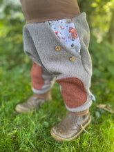 Lade das Bild in den Galerie-Viewer, WOLLWALK-HOSE Grau/Braun Brombeerzwerg Taschen Kniepatches