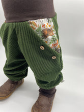 Lade das Bild in den Galerie-Viewer, Hose für Kinder und Babys Cord Waldgrün mit schlafende Tierkinder Taschen