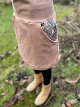 Lade das Bild in den Galerie-Viewer, Bio Cord Rock Damen Haselnuss Siebenschläfer Taschen mit oder ohne Haarband