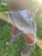 Lade das Bild in den Galerie-Viewer, WOLLWALK-HOSE Grau/Braun Brombeerzwerg Taschen Kniepatches