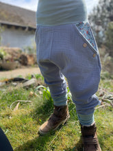 Lade das Bild in den Galerie-Viewer, MUSSELIN-HOSE Hellblau/Mint Blumenranke