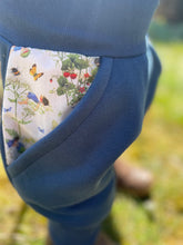 Lade das Bild in den Galerie-Viewer, SWEAT-HOSE BLAU Klaus Sausebraus Mitwachsend