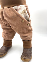 Lade das Bild in den Galerie-Viewer, Hose für Kinder und Babys Cord Haselnuss mit Dinosaurier Taschen