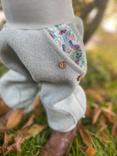 Lade das Bild in den Galerie-Viewer, WOLLWALK-HOSE Mint Vögel Taschen Kniepatches