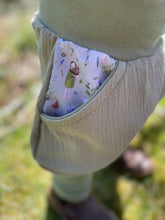 Lade das Bild in den Galerie-Viewer, MUSSELIN-HOSE Salbei Frühlingselfen