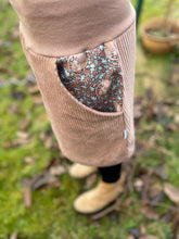 Lade das Bild in den Galerie-Viewer, Bio Cord Rock Damen Haselnuss Siebenschläfer Taschen mit oder ohne Haarband