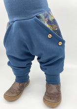 Lade das Bild in den Galerie-Viewer, SWEAT-HOSE BLAU WUNDERWALD BÄR DACHS