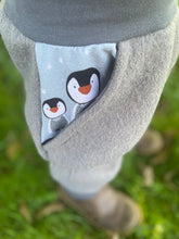Lade das Bild in den Galerie-Viewer, WOLLWALK-HOSE Grau Pinguin Taschen Kniepatches