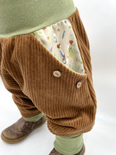 Lade das Bild in den Galerie-Viewer, Hose für Kinder und Babys Cord Hellbraun/Olive mit glückliche Hühner Taschen