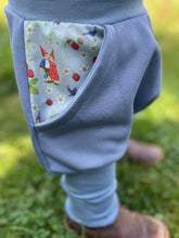 Lade das Bild in den Galerie-Viewer, BIO SOFT SWEAT HOSE Jeansblau Pippa und Pelle Taschen Mitwachsend