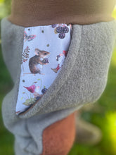 Lade das Bild in den Galerie-Viewer, WOLLWALK-HOSE Grau/Braun Brombeerzwerg Taschen Kniepatches
