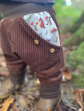 Lade das Bild in den Galerie-Viewer, CORDNICKY-H0SE CORD Braun Zwerg mit Fuchs und Maus