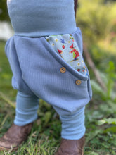 Lade das Bild in den Galerie-Viewer, BIO SOFT SWEAT HOSE Jeansblau Pippa und Pelle Taschen Mitwachsend