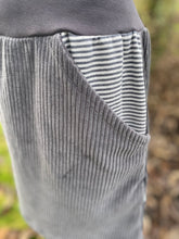 Lade das Bild in den Galerie-Viewer, Bio Cord Rock Damen Grau mit gestreiften Taschen mit oder ohne Haarband