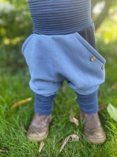 Lade das Bild in den Galerie-Viewer, BIO SOFT SWEAT HOSE Jeansblau/gestreift Uni Taschen Mitwachsend