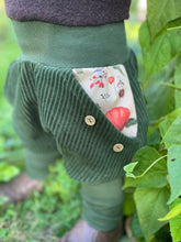 Lade das Bild in den Galerie-Viewer, CORDNICKY-H0SE CORD Waldgrün Kürbis Zwerg