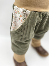 Lade das Bild in den Galerie-Viewer, Hose für Kinder und Babys Cord Khaki mit Blümchen Taschen