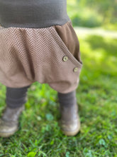 Lade das Bild in den Galerie-Viewer, Fischgräthose Bio Jacquard Sweat Hose Hellbraun/Braun Uni Taschen Mitwachshose
