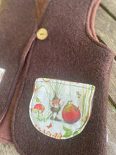 Lade das Bild in den Galerie-Viewer, Weste für Kinder und Baby Wollwalk Braun mit Bertie Pomm Taschen