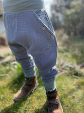 Lade das Bild in den Galerie-Viewer, MUSSELIN-HOSE Hellblau/Mint Blumenranke