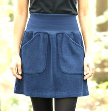 Lade das Bild in den Galerie-Viewer, Bio Breitcordnicky Rock Damen Blau Uni Taschen mit oder ohne Haarband