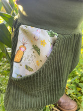 Lade das Bild in den Galerie-Viewer, CORDNICKY-H0SE CORD Khaki Gemüse Gurke Mais