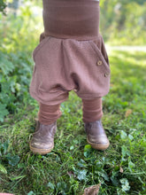 Lade das Bild in den Galerie-Viewer, Fischgräthose Bio Jacquard Sweat Hose Hellbraun Uni Taschen Mitwachshose