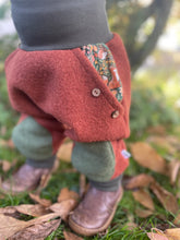 Lade das Bild in den Galerie-Viewer, WOLLWALK-HOSE Rost/Khaki Fuchs Igel Eule Taschen Kniepatches