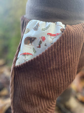 Lade das Bild in den Galerie-Viewer, CORDNICKY-H0SE CORD Braun Zwerg mit Fuchs und Maus