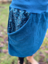 Lade das Bild in den Galerie-Viewer, Bio Cord Rock Damen Meeresblau mit Blumen Taschen mit oder ohne Haarband