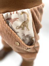 Lade das Bild in den Galerie-Viewer, Hose für Kinder und Babys Cord Haselnuss mit Dinosaurier Taschen