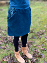 Lade das Bild in den Galerie-Viewer, Bio Cord Rock Damen Meeresblau mit Blumen Taschen mit oder ohne Haarband